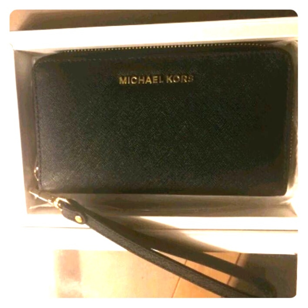 Brand new* Michael  Kors wristlet/ iPhone case